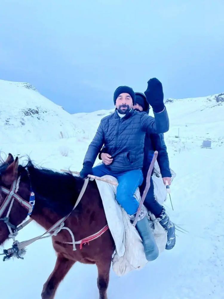 <p>&Ouml;te yandan, Gezer'in &ccedil;ığ felaketinden saatler &ouml;nce at &uuml;zerinde &ccedil;ekilmiş son fotoğrafı da ortaya &ccedil;ıktı.</p>
