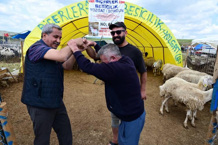 <p>İslam d&uuml;nyası i&ccedil;in b&uuml;y&uuml;k &ouml;neme sahip Kurban Bayramı, 27 Mayıs &Ccedil;arşamba g&uuml;n&uuml; başlayacak.</p>
