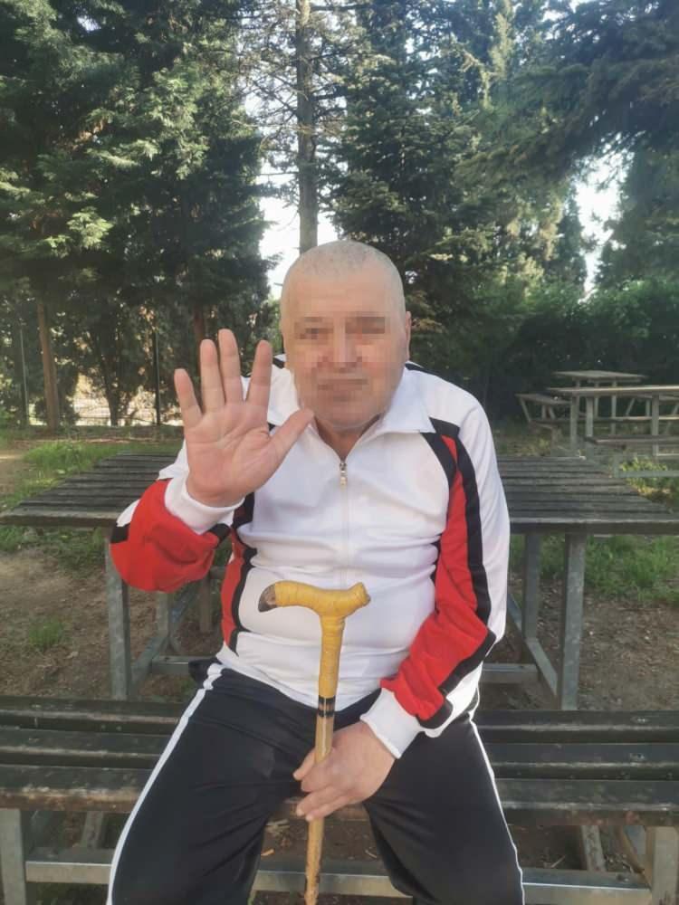 <p>Darıca Farabi Eğitim ve Araştırma Hastanesi'ndeki tedavisinin ardından taburcu edilen S&uuml;leyman K., Kocaeli B&uuml;y&uuml;kşehir Belediyesi Sağlık ve Sosyal Hizmetler Dairesi'ne bağlı personel tarafından İzmit Kuru&ccedil;eşme Mahallesi&rsquo;ndeki Barınma ve Konaklama Merkezi'ne g&ouml;t&uuml;r&uuml;ld&uuml;. S&uuml;leyman K., burada 1 yıl sonra ilk kez yapılan kişisel bakım sonrası sağlıklı bir g&ouml;r&uuml;n&uuml;me kavuştu.&nbsp;</p>
