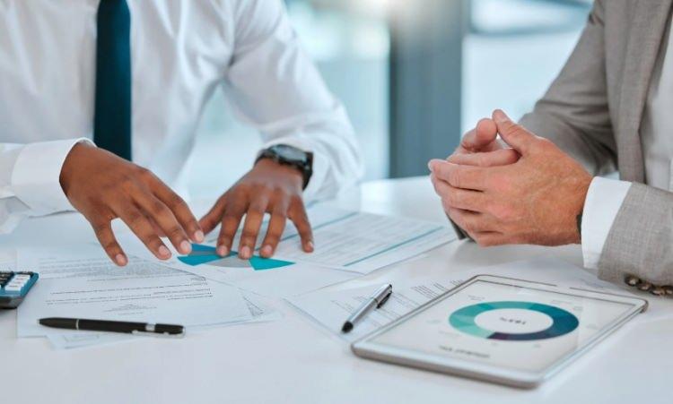 <p>Akt&uuml;er, matematik, istatistik ve finans bilgilerini kullanarak sigorta, emeklilik ve finans sekt&ouml;rlerinde gelecekteki riskleri analiz eden, olasılıkları hesaplayan ve finansal zararları en aza indirmek i&ccedil;in stratejiler geliştiren uzmandır.&nbsp;</p>
