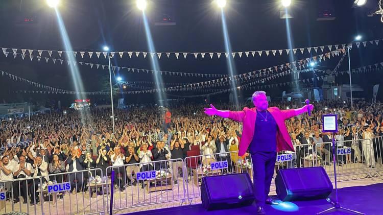 <p><strong>Zayıflama ile birlikte giyim tarzını da değiştiren B&uuml;lent Serttaş, adeta 20 yaş gen&ccedil;leşerek hayranlarından yeni g&ouml;r&uuml;nt&uuml;s&uuml; ile tam not aldı.</strong></p>
