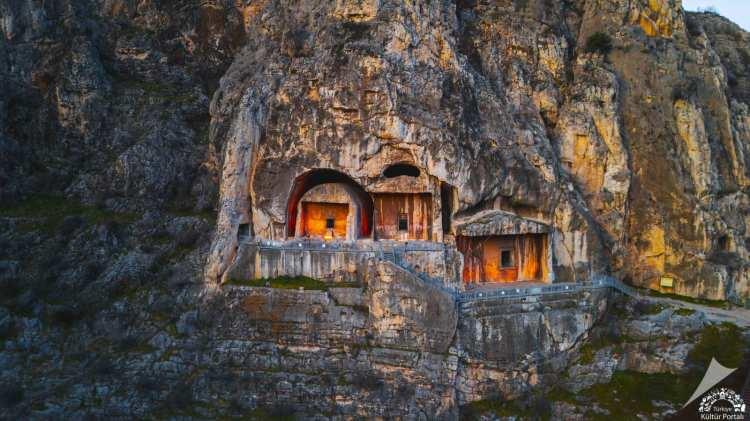 <p><span style="color:#B22222"><strong>5. AMASYA - YEŞİLIRMAK KENARI KRAL KAYA MEZARLARI</strong></span></p>
