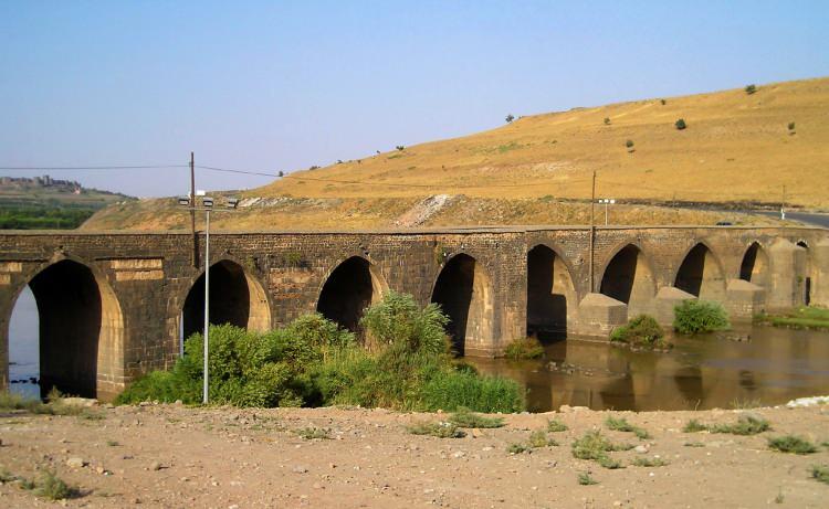<p><span style="color:#B22222"><strong>21. DİYARBAKIR - TARİHİ ON G&Ouml;ZL&Uuml; K&Ouml;PR&Uuml;</strong></span></p>
