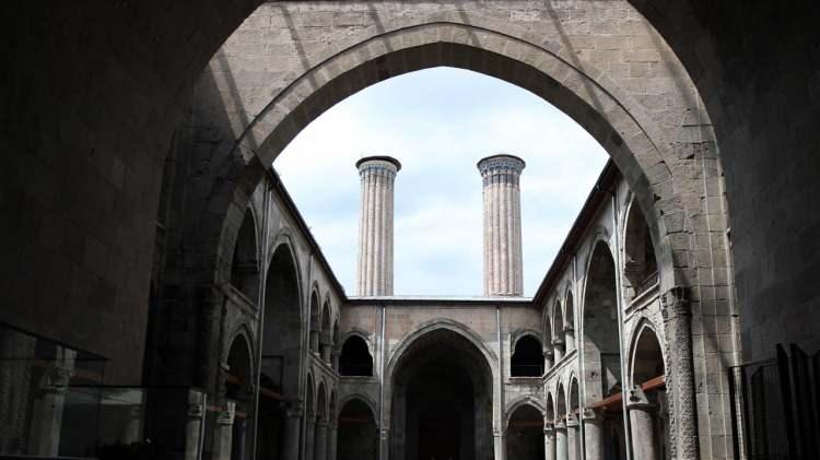 <p><strong>25. ERZURUM - &Ccedil;İFTE MİNARELİ MEDRESE</strong></p>
