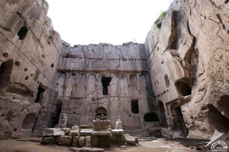 <p><strong>51. NİĞDE - G&Uuml;M&Uuml;ŞLER MANASTIRI</strong></p>

<p>&nbsp;</p>
