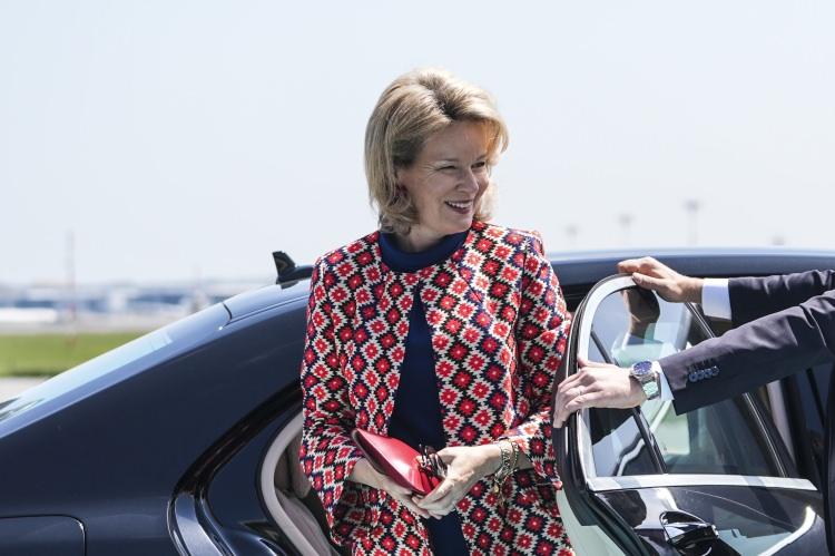 <p>Krali&ccedil;e Mathilde ile beraberindeki heyeti taşıyan u&ccedil;ak, 12.00'de İstanbul Havalimanı'na indi.</p>

<p>Bel&ccedil;ika Krali&ccedil;esi Mathilde ile beraberindeki heyeti havalimanında Aile ve Sosyal Hizmetler Bakanı Mahinur &Ouml;zdemir G&ouml;ktaş ile yetkililer karşıladı.</p>
