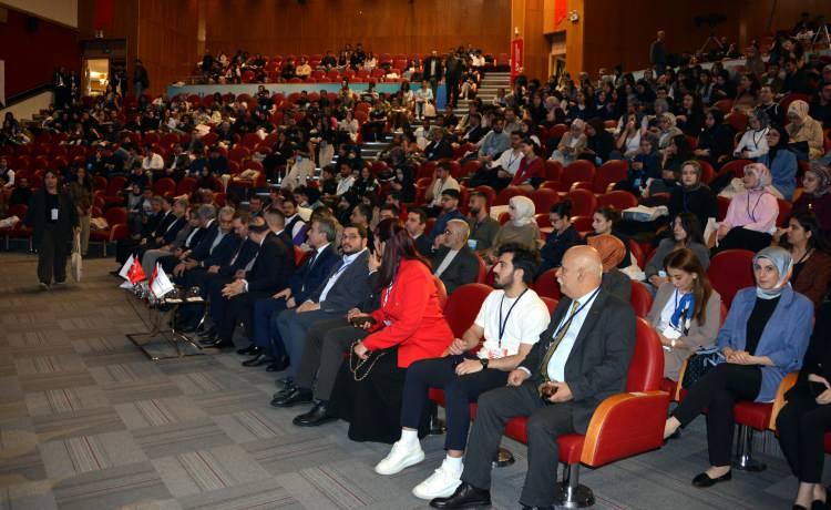 <p>Atat&uuml;rk &Uuml;niversitesi&rsquo;nin ev sahipliğini yaptığı Can Sağlığı Vakfı, Erzurum B&uuml;y&uuml;kşehir Belediyesi ve Bilim Erzurum tarafından &lsquo;Tıbbın yarınına bug&uuml;nden bak&rsquo; temasıyla d&uuml;zenlenen &lsquo;MedAI 26 Tıpta Yapay Zeka Kongresine&rsquo; katılan Sağlık Bakan Yardımcısı Şuayip Birinci, &lsquo;sağlığın bug&uuml;n&uuml; ve geleceği&rsquo; konusunda sunum yaptı. 15 Temmuz Milli İrade Salonu&rsquo;ndan katılımcılara T&uuml;rkiye'nin 24 yıldaki sağlık d&ouml;n&uuml;ş&uuml;m&uuml;n&uuml;, kurumsallaşma ve dijitalleşme atılımlarını, beklenen sağlık gelişmelerini ve &ccedil;alışmaları hakkında bilgi veren Birinci, sağlıktaki sorunlara da dikkat &ccedil;ekti.</p>
