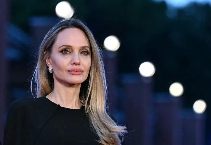 <p><strong>Angelina Jolie, &ccedil;ocukları 18 yaşına geldiğinde satmayı planladığını a&ccedil;ıkladığı, Los Feliz semtindeki tarihi malikanesini satışa &ccedil;ıkardı.</strong></p>
