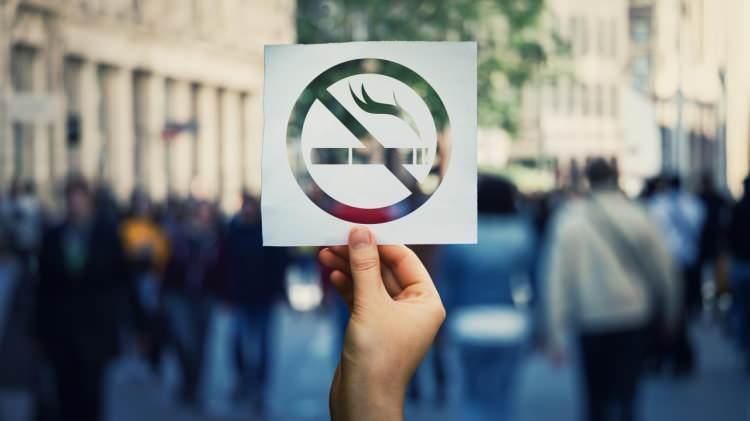 <p>&Ccedil;OCUKLARIN Y&Uuml;ZDE 44'&Uuml; SİGARA DUMANINA MARUZ KALIYOR</p>

<p>Her yıl 7 milyon kişinin t&uuml;t&uuml;n y&uuml;z&uuml;nden &ouml;ld&uuml;ğ&uuml;n&uuml;, 1,6 milyon kişinin ise pasif etkilendikleri i&ccedil;in hayatlarını kaybettiğini anlatan Bakan Yardımcısı Birinci, d&uuml;nyadaki kanser t&uuml;rlerinin y&uuml;zde 25&rsquo;inin sigaranın sorumlu olduğunu bildirdi. T&uuml;rkiye&rsquo;yi akciğer kanserinde birinci yapanın sigara olduğunu vurgulayan Birinci, T&uuml;rkiye'de her y&uuml;z &ccedil;ocuktan 44&rsquo;&uuml;n&uuml;n sigara dumanına maruz kaldığını belirtti.</p>
