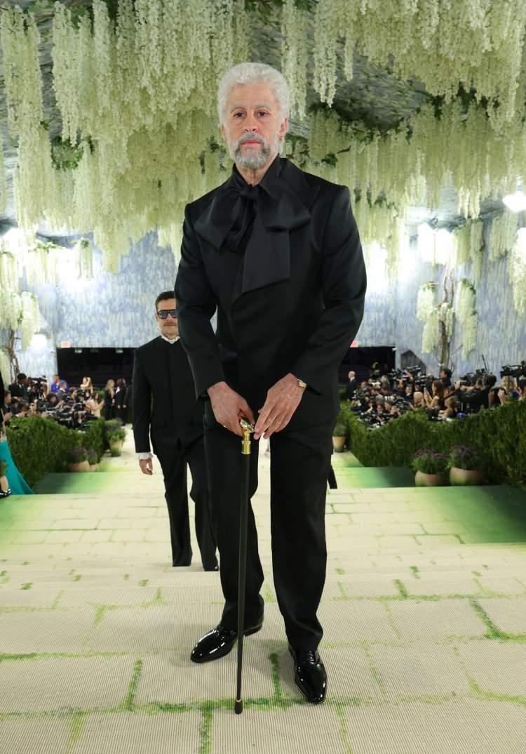 <p><strong>Tamamen siyah bir smokinle galaya katılan Bad Bunny, boynuna bağladığı b&uuml;y&uuml;k fiyonkla, tasarımcı Charles James'in Kost&uuml;m Enstit&uuml;s&uuml; koleksiyonunun ayrılmaz par&ccedil;ası olan 1947 tarihli "Bustle" elbisesine g&ouml;nderme yaptı.</strong></p>
