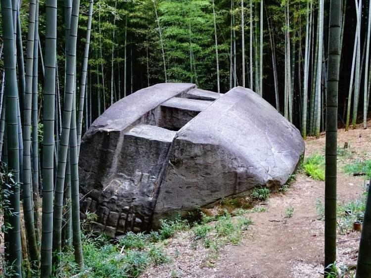 <p>Japonya'da bulunan uzaylıların yaptığına inanılan garip bir yapı.</p>
