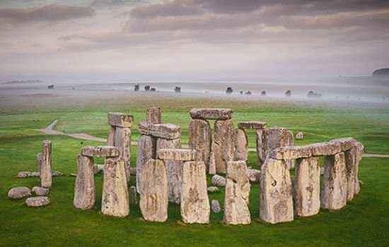 <p>İngiltere'de bulunan Stonehenge'i uzaylıların inşa ettiği d&uuml;ş&uuml;n&uuml;lmektedir.</p>
