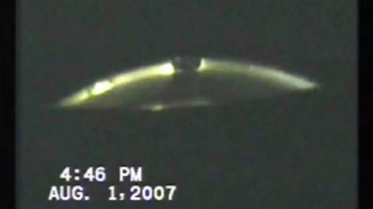 <p>Kumburgaz UFO vakası, 2007-2009 yılları arasında İstanbul'un Kumburgaz semtinde bir site bek&ccedil;isi olan Yal&ccedil;ın Yalman tarafından kameraya alınan ve amat&ouml;r &ccedil;ekimler arasında <strong>"d&uuml;nyanın en net UFO g&ouml;r&uuml;nt&uuml;leri"</strong> olarak &uuml;nlenen tartışmalı bir olaydır.</p>
