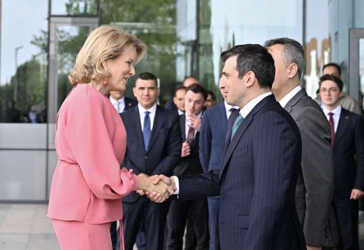 <p><span style="color:rgb(67, 67, 67)">Bayraktar, &ouml;zellikle orta boyuttaki uluslar ve daha k&uuml;&ccedil;&uuml;k devletler i&ccedil;in &ouml;nemli hususlardan bir tanesinin işbirliği olduğuna dikkati &ccedil;ekerek, "Bizler de T&uuml;rkiye olarak t&uuml;m dost ve kardeş coğrafyalarımızda, bir anlamda bize dostluk elini uzatan her &uuml;lkeye tam manasıyla bir dostluk ve kardeşlik ilişkisinde yaklaşıyoruz. Ben inanıyorum ki bu bizim medeniyetimizin bir k&uuml;lt&uuml;r&uuml; ve inancından gelen bir yaklaşım. Bu ziyaretinde hayırlara vesile olmasını &uuml;mit ediyorum." şeklinde konuştu.</span></p>
