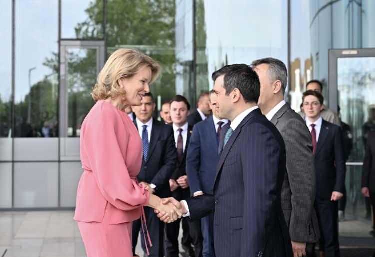 <p>D&uuml;nyanın karanlık bir ahvale doğru s&uuml;r&uuml;klendiğinin altını &ccedil;izen Bayraktar, "Bu durumda bu işbirliklerinin ve ittifakların &ouml;nemli olduğunu d&uuml;ş&uuml;n&uuml;yorum. Eğer uluslar birbiriyle rekabet edecek olurlarsa bu mevcut g&uuml;venlik krizini daha da derinleştirecektir. Bunun yanında b&uuml;t&uuml;n d&uuml;nyada ticaret savaşları ve arz ve tedarik tarafında yaşanan sıkıntıları da aşmanın yolu ancak g&uuml;&ccedil;l&uuml; ittifaklar, sıkı bağlar kurmaktan ge&ccedil;iyor. T&uuml;rkiye'nin en b&uuml;y&uuml;k ticaret ortağı Avrupa. Bizim en b&uuml;y&uuml;k ihracat potansiyelimizi ger&ccedil;ekleştirdiğimiz yer de Avrupa." değerlendirmesinde bulundu.</p>

<p>&nbsp;</p>
