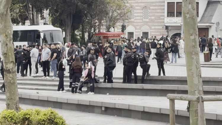 <p>Bu sırada b&ouml;lgede bulunan g&ouml;revli polis memurları olaya m&uuml;dahale ederek tarafları ayırmak istedi.</p>

<p>&nbsp;</p>

<p>Fahrican D.'nin palayla polislere saldırmaya &ccedil;alışması &uuml;zerine ekipler,<span style="color:#A52A2A"><strong><em> ş&uuml;pheliyi bacağından silahla yaraladı.</em></strong></span></p>
