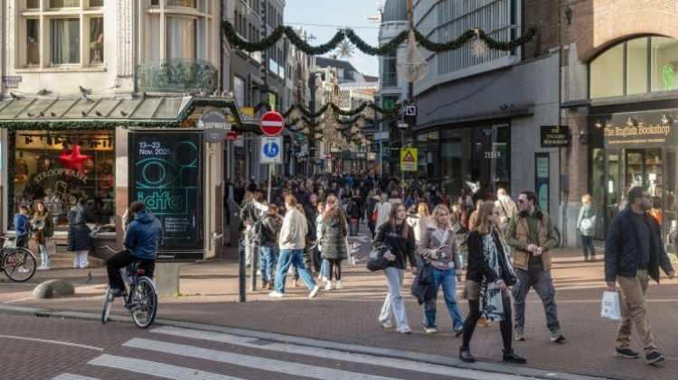 <p><span style="color:#B22222"><strong>Diğer şehirlerdeki benzer uygulamalar</strong></span></p>

<p>Amsterdam bu alanda tek &ouml;rnek değil. Amsterdam'ın batısında yer alan Haarlem, 2022 yılında et reklamlarını yasaklayacağını duyuran ilk şehir olmuş ve bu yasak 2024'te y&uuml;r&uuml;rl&uuml;ğe girmişti.</p>

<p>Utrecht ve Nijmegen gibi şehirler de benzer kısıtlamaları hayata ge&ccedil;irdi. D&uuml;nya genelinde ise Edinburgh, Sheffield, Stockholm ve Floransa gibi şehirler fosil yakıt reklamlarına karşı adımlar atıyor.</p>
