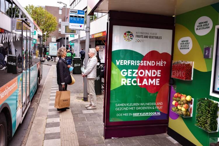 <p>Uzmanlar, kamuya a&ccedil;ık alanlardaki bu t&uuml;r reklamların kaldırılmasının sosyal normları etkileyebileceğini belirtiyor.</p>

<p>Londra metrosunda 2019 yılında uygulanan hazır gıda reklam yasağının, bu &uuml;r&uuml;nlerin satışında d&uuml;ş&uuml;ş sağladığına dair &ccedil;alışmalar &ouml;rnek g&ouml;steriliyor.</p>
