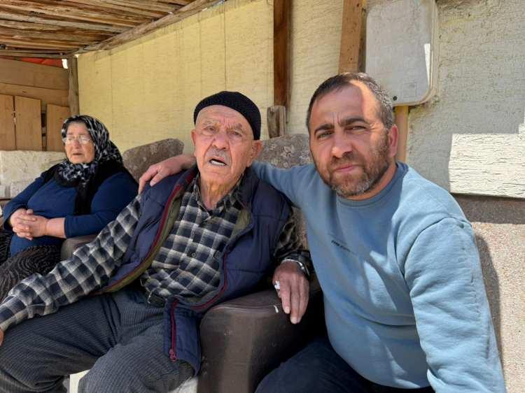 <p><span style="color:#A52A2A"><strong>ESNAFLAR KURTARDI&nbsp;</strong></span></p>

<p>&nbsp;</p>

<p>İbrahim Ak&ccedil;a'nın damadı Zafer Ersoy, konuya ilişkin yaptığı a&ccedil;ıklamada şunları s&ouml;yledi:&nbsp;</p>

<p>&nbsp;</p>

<p><strong><em>"Babamın yan komşusu var. Bu &ccedil;ocuk uyuşturucu bağımlısı. İ&ccedil;tiği zaman ne yaptığını bilmiyor. Bu &ccedil;ocuğun infazı var, hakkında bir s&uuml;r&uuml; şikayet var. Dosyaları var bir s&uuml;r&uuml;. </em></strong></p>

<p>&nbsp;</p>

<p><strong><em>Annem alışveriş yapmaya gidiyor, babam evde tek başına. Burada alkol alıyorlar, alkol aldıktan sonra geliyor kapıya tekmeyi vuruyor. Babam i&ccedil;eride yatıyor, &lsquo;Ne oldu' diye kapıya &ccedil;ıkıyor. Merdivenler var, merdivenlerden tutuyor aşağıya atıyor. </em></strong></p>

<p>&nbsp;</p>

<p><strong><em><span style="color:#A52A2A">Kaburgası kırık, iki elinde dikiş, kafasında, g&ouml;z&uuml;nde morluklar, şişlikler var. </span>Buradaki komşular, esnaf Allah razı olsun hastaneyi, polisi arıyorlar. Ambulans geliyor, babamı hastaneye g&ouml;t&uuml;r&uuml;yor. Darp raporu falan alıyorlar. </em></strong></p>

<p>&nbsp;</p>

<p><strong><em>Bu şahsiyeti de alıp karakola g&ouml;t&uuml;r&uuml;yorlar. <span style="color:#A52A2A">Karakolda ifade alıyorlar, biz hastaneden &ccedil;ıkmadan &ouml;nce bırakıyorlar.</span> Bu nasıl bir adalet, nasıl bir sistem ben anlamadım. </em></strong></p>

<p>&nbsp;</p>

<p><strong><em>Şimdi ben buna bir tokat vursam beni alır i&ccedil;eriye atarlar. Bu &ccedil;ocuğun infazı var, bir s&uuml;r&uuml; dosyası var, hakkında şikayet var. </em></strong></p>

<p>&nbsp;</p>

<p><strong><em>Bu &ccedil;ocuğu nasıl serbest bırakıyorlar? 86 yaşında, zaten hasta bir adam, bir ayağı &ccedil;ukurda. Bu adama sen nasıl vuruyorsun."</em></strong></p>
