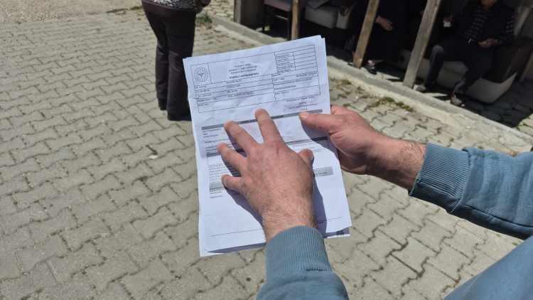<p>Olay anını anlatan İbrahim Ak&ccedil;a ise ş&ouml;yle konuştu:</p>

<p>&nbsp;</p>

<p><strong><em>"Kapıya bir vurdu a&ccedil;ıldı. Beni merdivenden &ccedil;ıkacak oldum, &ccedil;ıkamadım eve. Beni yakamdan tuttu, getirdi şurada yere yatırdı. Bana dayak attı, kafama, g&ouml;z&uuml;me vurdu. </em></strong></p>

<p>&nbsp;</p>

<p><strong><em>Kaburgalarım kırık, komşu esnafa gittim durumu anlattım. Ambulansa telefon etti, beni hastaneye g&ouml;t&uuml;rd&uuml;ler. Orada parmağıma dikiş yaptılar birka&ccedil; tane film &ccedil;ektiler."</em></strong></p>
