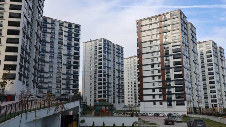 <p>Y&ouml;neticiler, ana gayrimenkul&uuml;n genel y&ouml;netim işleriyle korunma, onarım, temizlik gibi bakım işleri ve asans&ouml;r ve kalorifer, sıcak ve soğuk hava işletmesi ve sigorta i&ccedil;in y&ouml;netim planında g&ouml;sterilen zamanda, eğer b&ouml;yle bir zaman g&ouml;sterilmemişse, her takvim yılının ilk ayı i&ccedil;inde, kat maliklerinden işletme projesi onaylanıncaya kadar avansın toplanmasından sorumlu olacak.</p>

