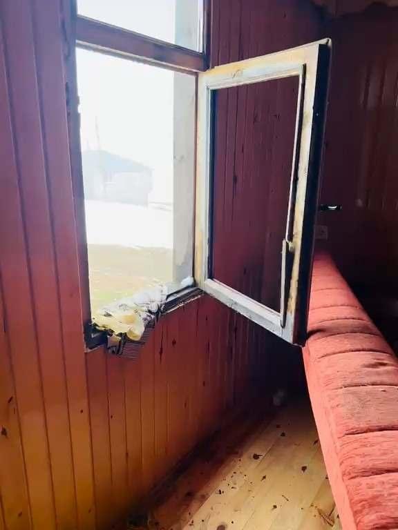 <p>G&uuml;nd&uuml;z saatlerinde ayıların insanların olduğu b&ouml;lgelerde dolaştıklarına ilk defa şahit olduğunu dile getiren Kale k&ouml;y&uuml; esnaflarından Mehmet Cemal Yılmaz ise, <strong><em>"Ben k&ouml;ye taşınalı 3 hafta oldu. Son bir haftadır k&ouml;y sakinleri k&ouml;yde ayının dolandığını s&ouml;yl&uuml;yorlardı. Biz k&ouml;y halkı olarak gece saatlerinde bağa bah&ccedil;eye gelmelerine alışığız ancak g&uuml;nd&uuml;z saatlerinde &ouml;zellikle d&uuml;n &ouml;ğle saatlerinde<span style="color:#A52A2A"> ben eve gidip balkona &ccedil;ıktığımda ayıyla karşı karşıya kaldım.</span></em></strong></p>

<p>&nbsp;</p>

<p><strong><em>&Ccedil;ocuklara ve kadınlara zarar verebileceğini d&uuml;ş&uuml;n&uuml;yoruz. Bunun i&ccedil;in devlet yetkililerinden yardım bekliyoruz. G&uuml;nd&uuml;z vakitlerinde ayıların k&ouml;ye geldiğini hi&ccedil; g&ouml;rmemiştik. Benim evimin balkonuna kadar gelmişse her an her yerde &ccedil;ıkabilir."</em></strong> diye konuştu.</p>

<p>&nbsp;</p>

<p><span style="color:#A52A2A"><strong><em>KAYNAK: İHA&nbsp;</em></strong></span></p>
