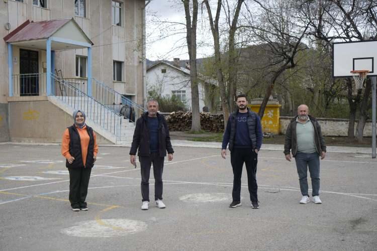<p>Ayının k&ouml;y&uuml;n sokaklarında &ouml;zg&uuml;rce dolaştığını ifade eden Kale k&ouml;y&uuml; muhtar azası Zeynep &Uuml;naldı, şunları s&ouml;yledi:&nbsp;</p>
