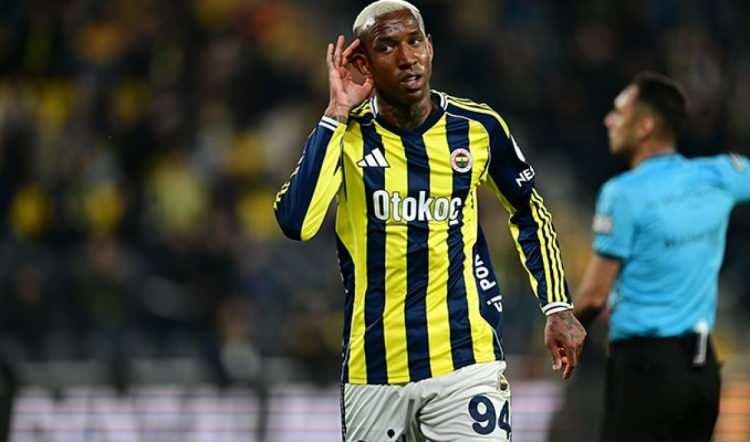 <p>Son Başakşehir ma&ccedil;ında 3 golle yıldızlaşan Talisca, ligin bitimine iki hafta kala krallık yarışını kızıştırdı.</p>
