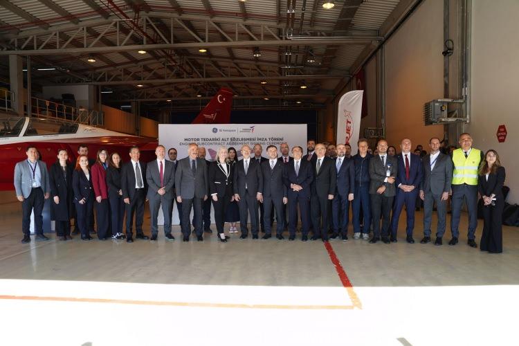 <p><span style="color:#B22222"><strong>D&Uuml;NYA &Ccedil;APINDA KENDİNİ KANITLAMIŞ G&Uuml;&Ccedil;</strong></span></p>

<p>H&Uuml;RJET, d&uuml;nya &ccedil;apında ileri seviye eğitim ve muharip u&ccedil;aklarında yaygın olarak kullanılan, muharebe şartlarında kendini kanıtlamış ve son derece y&uuml;ksek g&uuml;venilirliğe sahip bir platform olan GE Aerospace F404 motorundan g&uuml;&ccedil; alıyor.</p>

<p>&nbsp;</p>

<p>U&ccedil;ak, gelişmiş aviyonikler, y&uuml;ksek performans ve yeni nesil &ccedil;&ouml;z&uuml;mler arayan hava kuvvetleri i&ccedil;in operasyonel esneklik sunarak modern eğitim g&ouml;revi gereksinimlerini karşılamak &uuml;zere tasarlandı.</p>

<p>&nbsp;</p>

<p>F404 motorlu u&ccedil;akların 16 ulusun envanterinde bulunması ve halihazırda sipariş durumunda olması, bu turbofan motorunun kendi sınıfındaki &ccedil;ok y&ouml;nl&uuml; motorlardan biri olarak konumunu ve d&uuml;nya genelinde hava kuvvetleri uygulamaları i&ccedil;in r&uuml;şt&uuml;n&uuml; ispatlamış bir tercih olduğunu yansıtıyor.</p>

<p>&nbsp;</p>
