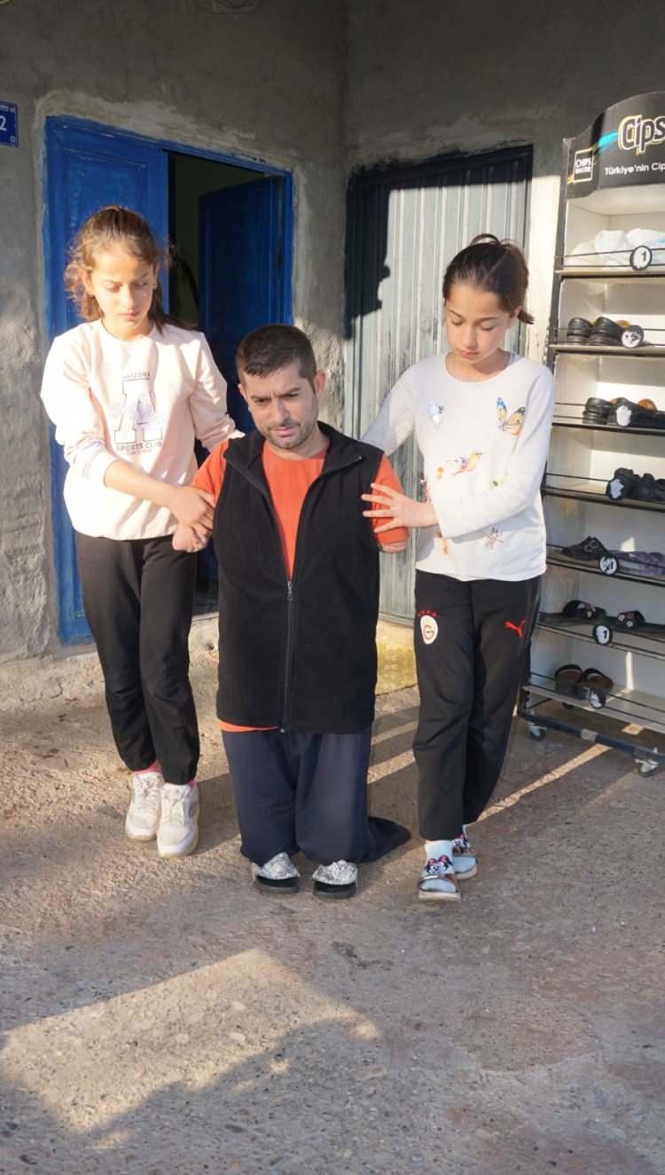 <p><span style="color:#A52A2A"><strong>KIZININ YEMEK YEDİRDİĞİ VİDEONUN ARDINDAN DESTEK HABERİ GECİKMEDİ&nbsp;</strong></span></p>

<p>&nbsp;</p>

<p>Doğruyol'a <span style="color:#A52A2A"><strong><em>kızının yemek yedirdiği videonun sosyal medyada yayınlanmasının ardından</em> </strong></span>Gaziantep B&uuml;y&uuml;kşehir Belediye Başkanı Fatma Şahin aileye destek oldu.&nbsp;</p>

<p>&nbsp;</p>

<p><strong><em>Gaziantep B&uuml;y&uuml;kşehir Belediyesi Engelli Yaşlı ve Sağlık Hizmetleri Dairesi Başkanlığı</em></strong><span style="color:#A52A2A"><strong><em> </em></strong></span>ekipleri Viranşehir'e gelerek Doğruyol'u evinde ziyaret edip protez i&ccedil;in &ouml;l&ccedil;&uuml; aldı.</p>
