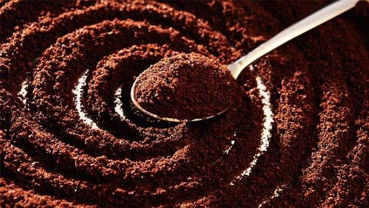 <p><strong>Elde edilen biyok&ouml;m&uuml;r; su, etanol ve propilen glikol gibi &ccedil;evre dostu &ccedil;&ouml;z&uuml;c&uuml;lerle işleniyor. Son aşamada ise doğal bir polimer olan etil sel&uuml;loz ile karıştırılarak kompozit bir yalıtım malzemesi haline getiriliyor.</strong></p>
