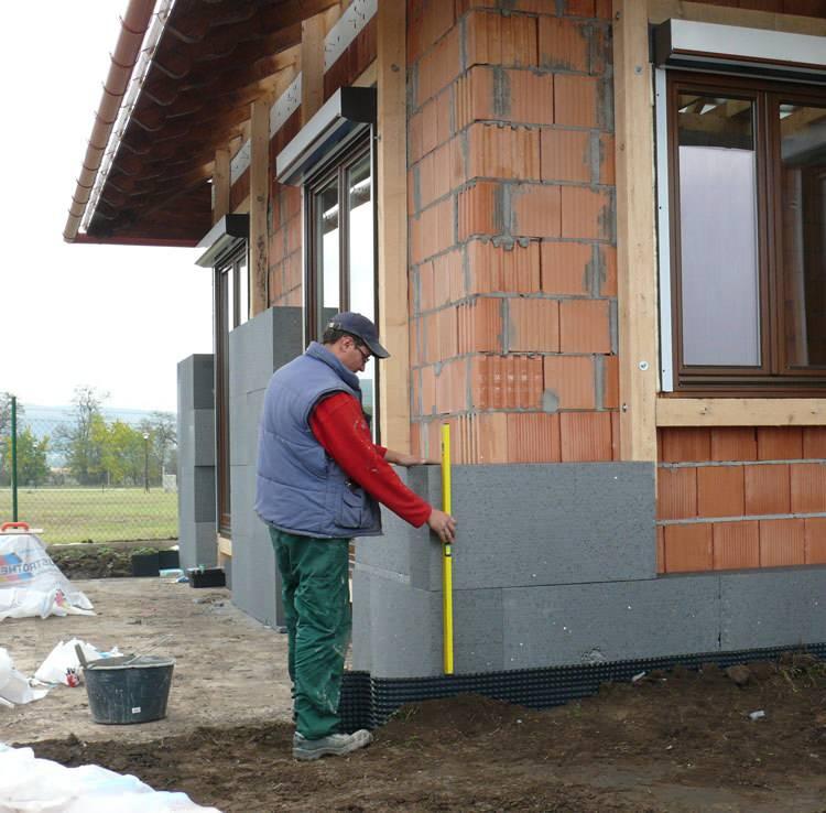 <p><span style="color:#B22222"><strong>PAHALI YALITIM MALZEMESİYLE AYNI PERFORMANS</strong></span></p>

<p><strong>Yapılan laboratuvar testleri sonu&ccedil;ları şaşırtıcı sonu&ccedil;lar vererek 0,04 watt/metre Kelvin seviyesine kadar d&uuml;şen bu malzeme, bug&uuml;n binalarda kullanılan pahalı ticari yalıtım &uuml;r&uuml;nleriyle benzer performans sergilemekte olması en dikkat &ccedil;eken tarafı oluyor.</strong></p>

