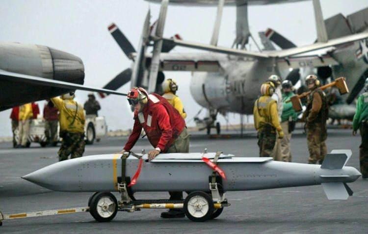 <p><strong><span style="color:#B22222">AGM-154&nbsp; |&nbsp; ABD&nbsp;</span> |&nbsp; 130 KM</strong></p>
