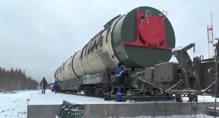 <p>Batı'da Satan II olarak bilinen 35 metre uzunluğundaki (115 fit) RS-28 Sarmat, 18.000 kilometre (11.000 mil) menzile ve 208 tonun &uuml;zerinde fırlatma ağırlığına sahip.</p>

<p>&nbsp;</p>
