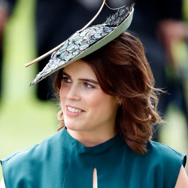 <p><strong>Buckingham Sarayı da bu bebek haberine kayıtsız kalmadı ve <span style="color:#800080"><em>"Majesteleri Prenses Eugenie ve Bay Jack Brooksbank, bu yaz doğacak &uuml;&ccedil;&uuml;nc&uuml; &ccedil;ocuklarını beklediklerini duyurmaktan &ccedil;ok mutlular"</em></span> şeklinde bir resmi a&ccedil;ıklama yayınladı.</strong></p>
