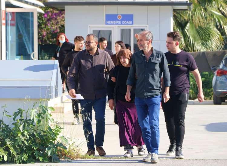 <p>Yapıcı ailesi, &ouml;ğle saatlerinde kızlarının cenazesini alabilmek i&ccedil;in Antalya Adli Tıp Kurumu'na geldi.</p>

<p>&nbsp;</p>

<p>V&uuml;cut b&uuml;t&uuml;nl&uuml;ğ&uuml; bozulan kızlarının kimlik tespiti i&ccedil;in<span style="color:#A52A2A"><strong><em> anne ve babadan DNA &ouml;renği alındı&nbsp;</em></strong></span></p>
