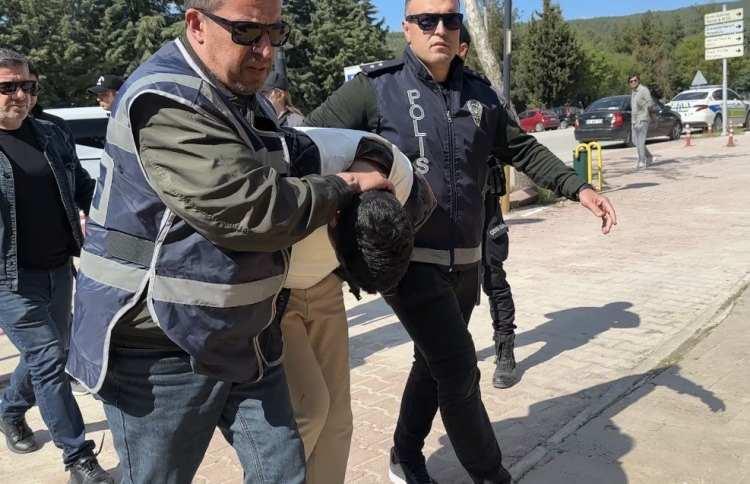 <p>İlyas Umut D. olayı itiraf ederken, gece saatlerinde yapılan operasyonla Ataberk S. de ekipler tarafından g&ouml;zaltına alındı.</p>
