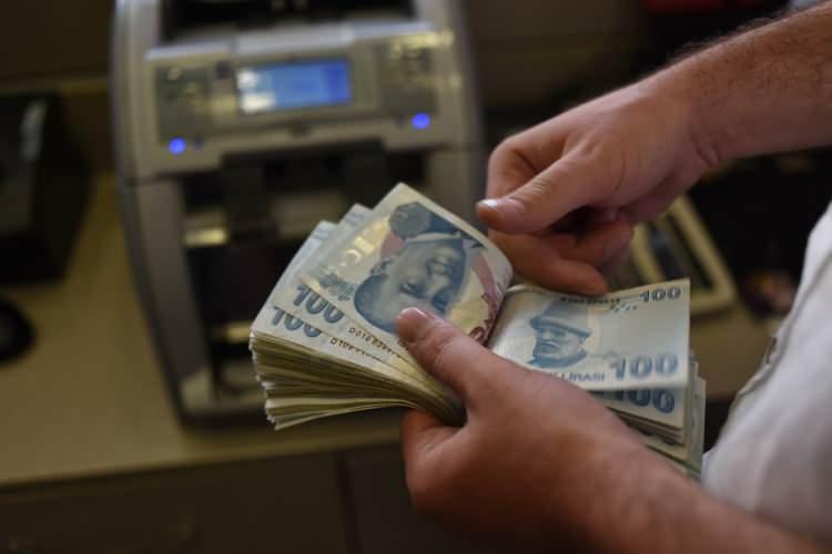 <p>Nisan ayı enflasyon verilerinin netleşmesiyle birlikte, SSK ve Bağ-Kur emeklilerinin maaşlarına yansıtılacak 6 aylık enflasyon farkının ikinci basamağı tamamlanmış oldu.</p>
