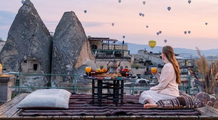 <p><span style="color:#B22222"><em><strong>Doğusundan batısına eşsiz g&uuml;zelliklere ev sahipliği yapan T&uuml;rkiye'nin turizm sekt&ouml;r&uuml;ndeki y&uuml;kselişi K&uuml;lt&uuml;r ve Turizm Bakanlığı tarafından paylaşılan verilerle bir kez daha g&ouml;zler &ouml;n&uuml;ne serildi. D&uuml;nyanın d&ouml;rt bir yanından turistlere kapılarını aralayan T&uuml;rkiye'nin en &ccedil;ok misafir ağırladığı &uuml;lkeler ve ziyaret&ccedil;i sayısı sıralandı.</strong></em></span></p>
