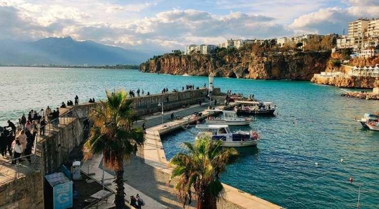 <p><strong>K&ouml;kl&uuml; tarihi, k&uuml;lt&uuml;rel zenginliği, nefes kesen mavi yeşilin buluşma noktası olan manzaralarıyla g&ouml;z kamaştıran T&uuml;rkiye, d&uuml;nya turizminin cazibe merkezi olmayı s&uuml;rd&uuml;r&uuml;yor. K&uuml;lt&uuml;r ve Turizm Bakanlığı tarafından paylaşılan 2025 yılı geneli ve 2026'nın ilk &ccedil;eyreğini kapsayan g&uuml;ncel veriler, T&uuml;rkiye'nin turizm karnesini g&ouml;zler &ouml;n&uuml;ne serdi.&nbsp;</strong></p>
