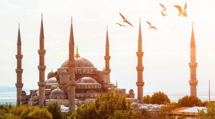 <p><strong>S&ouml;z konusu verilere g&ouml;re; T&uuml;rkiye'yi 2025 yılında ziyaret eden toplam ziyaret&ccedil;i sayısı 63 milyon 941 bin olarak kayda ge&ccedil;ti. Bu da Cumhuriyet tarihinin en y&uuml;ksek seviyelerinden biri olarak adından s&ouml;z ettirdi.</strong></p>
