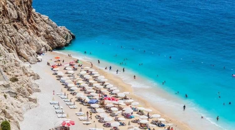 <p><strong>&Ouml;zellikle Akdeniz kıyılarını sıklıkla tercih eden Rus turistler i&ccedil;in T&uuml;rkiye g&ouml;zde rota.</strong></p>
