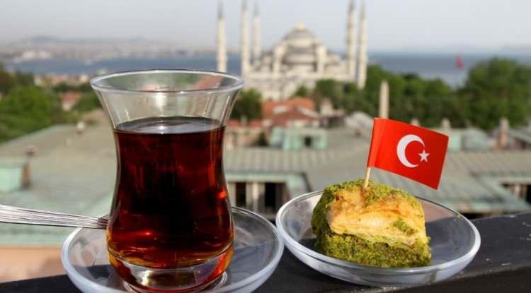 <p><span style="color:#FF0000"><strong>İKİNCİ SIRADA ALMANYA VAR</strong></span></p>

<p><strong>2025 yılında 6.75 milyon ziyaret&ccedil;i ile T&uuml;rkiye'yi en &ccedil;ok tercih eden &uuml;lkeler arasında &uuml;&ccedil;&uuml;nc&uuml; sırada Almanya yer alıyor.</strong></p>

