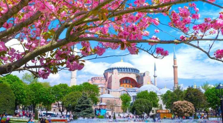 <p><span style="color:#FF0000"><strong>&Uuml;&Ccedil;&Uuml;NC&Uuml; SIRADA İSE BİRLEŞİK KRALLIK YER ALIYOR</strong></span></p>

<p><strong>2025 yılında T&uuml;rkiye'yi en &ccedil;ok ziyaret eden &uuml;lkeler arasında &uuml;&ccedil;&uuml;nc&uuml; sırada ise Birleşik Krallık yer alıyor. S&ouml;z konusu verilere g&ouml;re İngiliz turist sayısı 4.27 milyon ziyaret&ccedil;i olarak kaydedildi.</strong></p>
