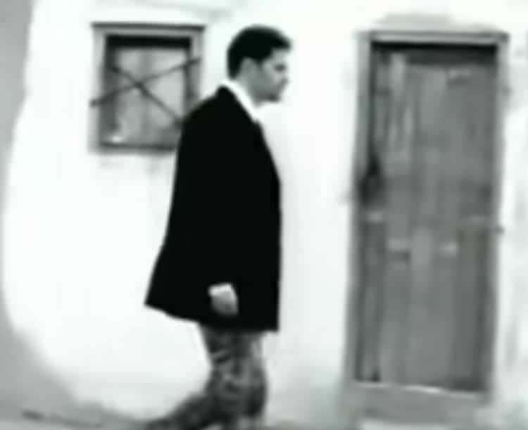 <p>Kokore&ccedil;, Unutulmaz, Her Gece gibi şarkıları ile 90'lı yıllara damga vuran Mirkelam uzun zamandır g&ouml;zlerden uzak yaşıyor.&nbsp;</p>
