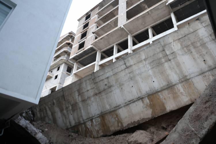 <p>Nevşehir'de inşaatı devam eden bir apartmana ait istinat duvarının aşırı yağışlar sonrası &ccedil;&ouml;kmesi sonucu, yan taraftaki apartmanın iki dairesinde ağır hasar meydana geldi.</p>
