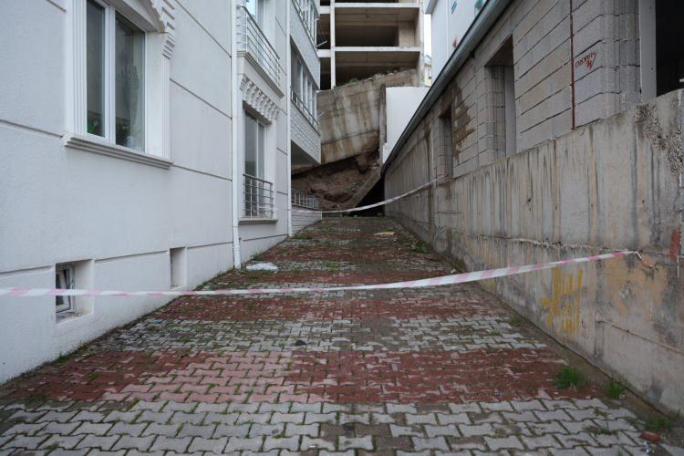 <p>Esentepe Mahallesi Şafak Sokak &uuml;zerinde sabaha karşı meydana gelen olayda, inşaat alanındaki istinat duvarı b&uuml;y&uuml;k bir g&uuml;r&uuml;lt&uuml;yle yıkıldı. Duvarın par&ccedil;aları, bitişikteki apartmanın iki dairesinin duvarlarını yıkarak evlerin i&ccedil;ine kadar girdi.</p>
