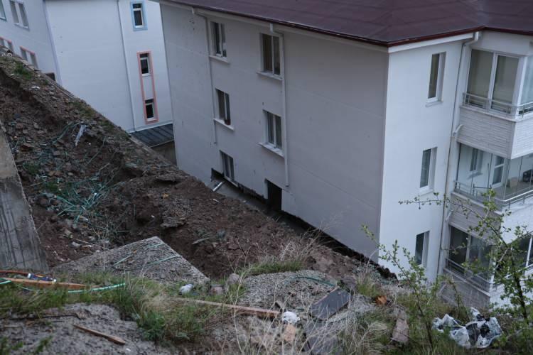 <p>İhbar &uuml;zerine olay yerine sağlık, itfaiye, AFAD ve polis ekipleri sevk edildi. Ekiplerin yaptığı ilk incelemelerde can kaybı veya yaralanma yaşanmadığı belirlendi.</p>
