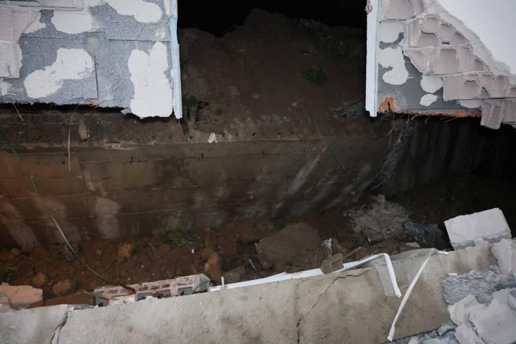 <p><strong><em>Arkadaki binanın da &ccedil;&ouml;kmesi an meselesi. Apartmanda 10 daire var, komşularımız tahliye edildi. Eşim engelli olduğu i&ccedil;in biz bir yere gidemedik. Duvar &ccedil;&ouml;k&uuml;nce binanın altı boşaldı, her an bina da &ccedil;&ouml;kebilir. Son g&uuml;nlerde etkili olan yağışlarla birlikte toprak gevşeyince duvar yıkıldı. Tek tesellimiz binanın tamamen yıkılmaması"</em></strong> dedi.</p>
