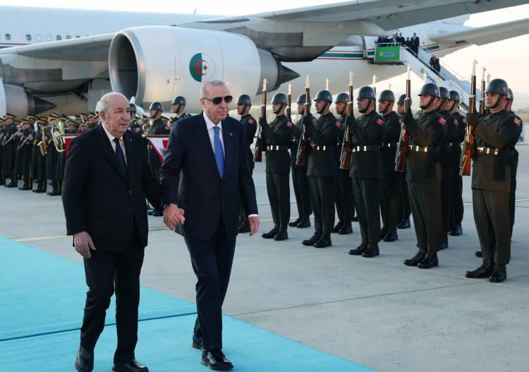 <p><span style="color:rgb(67, 67, 67)">İki Cumhurbaşkanının t&ouml;ren alanındaki yerlerini almasının ardından Abd&uuml;lmecid Tebbun, Muhafız Alayı T&ouml;ren Kıtası'nı "Merhaba asker" diyerek selamladı.</span></p>
